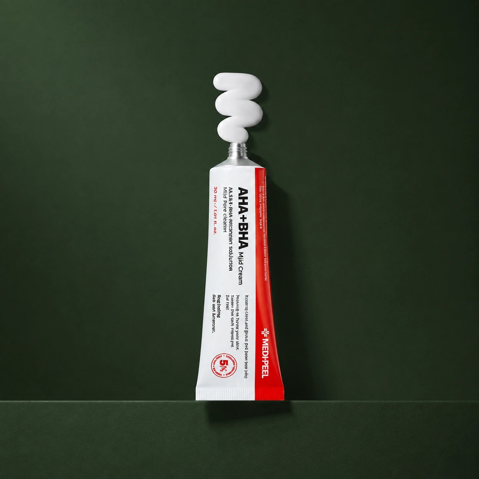 Crème Visage Exfoliante AHA BHA 28 Jours MEDIPEEL – vue 3 sur fond vert profond.