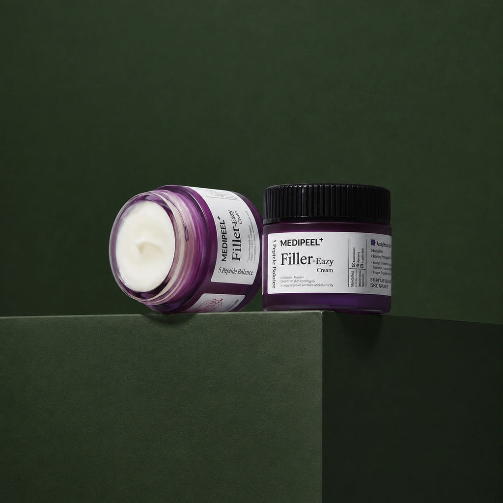 Crème Visage Repulpante aux Peptides & EGF MEDIPEEL – vue 3 sur fond vert profond.