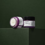 Crème Visage Repulpante aux Peptides & EGF MEDIPEEL – vue 3 sur fond vert profond.