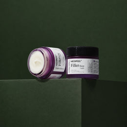 Crème Visage Repulpante aux Peptides & EGF MEDIPEEL – vue 3 sur fond vert profond.