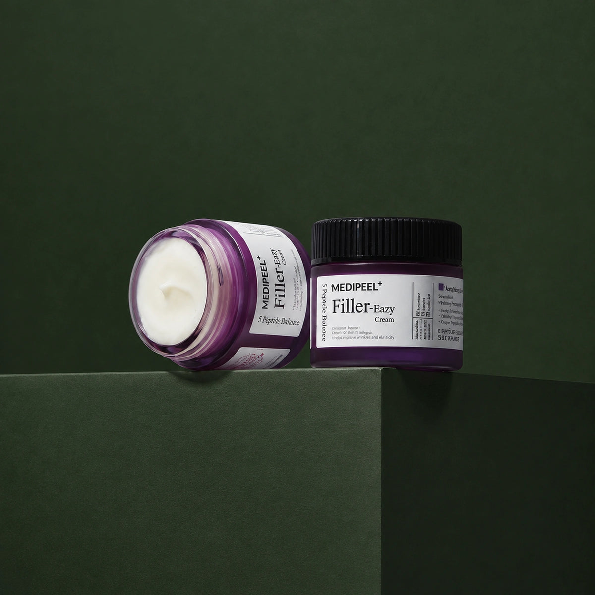 Crème Visage Repulpante aux Peptides & EGF MEDIPEEL – vue 3 sur fond vert profond.