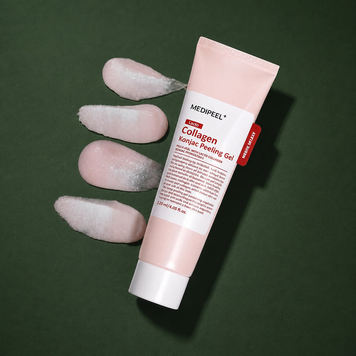 Gel Exfoliant Konjac Red Lacto Collagen MEDIPEEL – vue 3 sur fond vert profond.