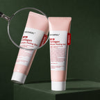 Gel Exfoliant Konjac Red Lacto Collagen MEDIPEEL – vue 4 sur fond vert profond.