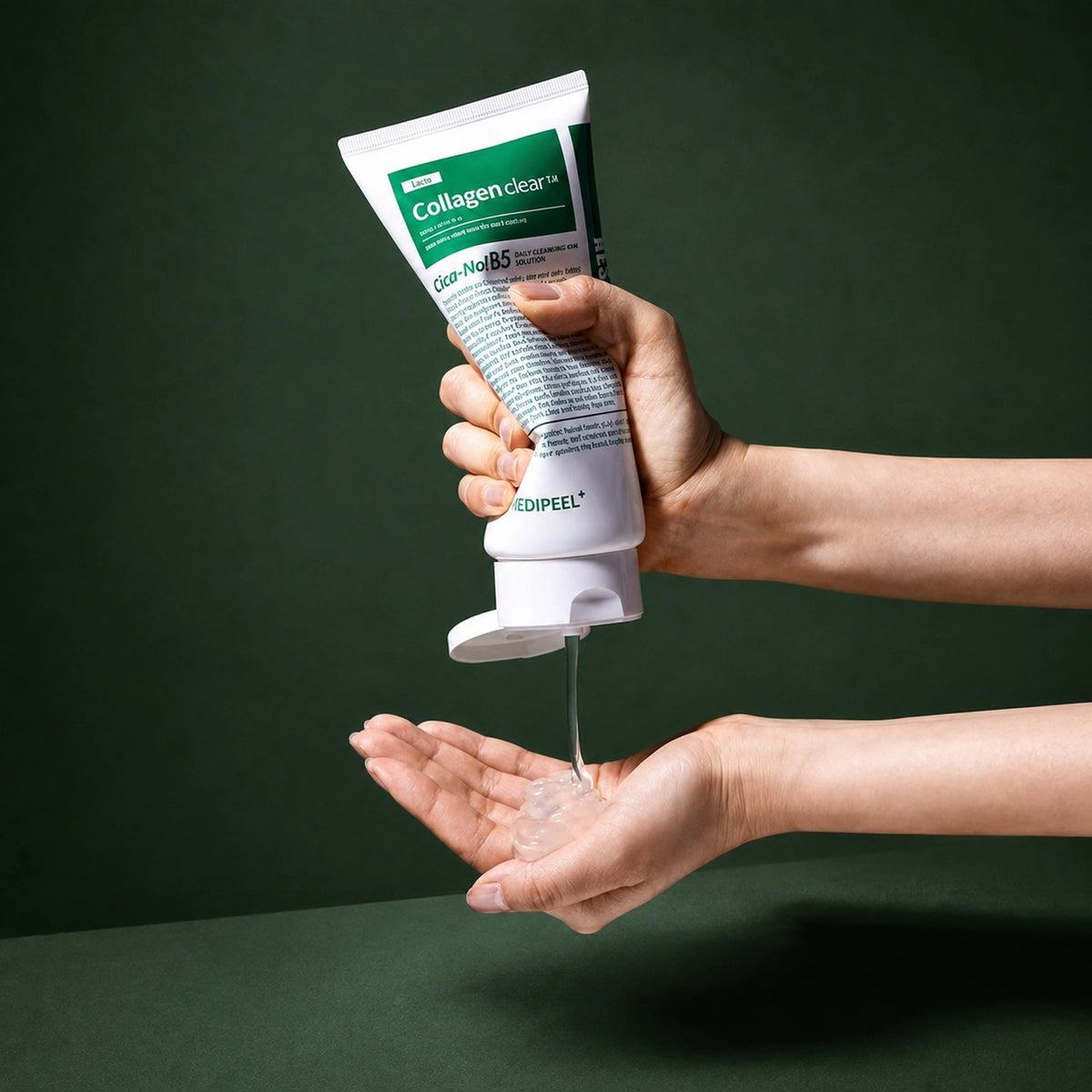 Gel Nettoyant Apaisant Green Cica Collagen Clear 2.0 – Grand Format MEDIPEEL – vue principale sur fond vert profond.