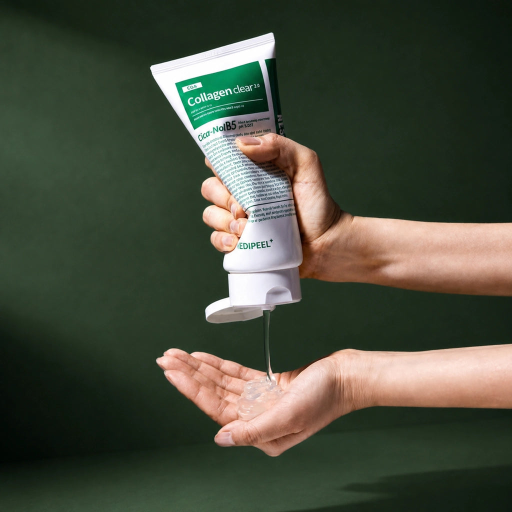 Gel Nettoyant Apaisant Green Cica Collagen Clear 2.0 – Grand Format MEDIPEEL – vue 2 sur fond vert profond.