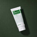 Gel Nettoyant Apaisant Green Cica Collagen Clear 2.0 MEDIPEEL – vue 2 sur fond vert profond.