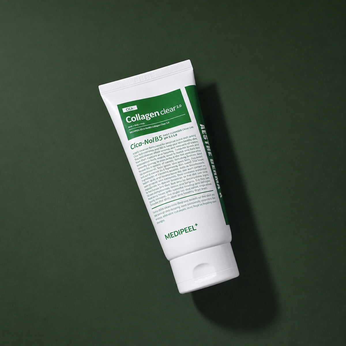 Gel Nettoyant Apaisant Green Cica Collagen Clear 2.0 MEDIPEEL – vue 2 sur fond vert profond.