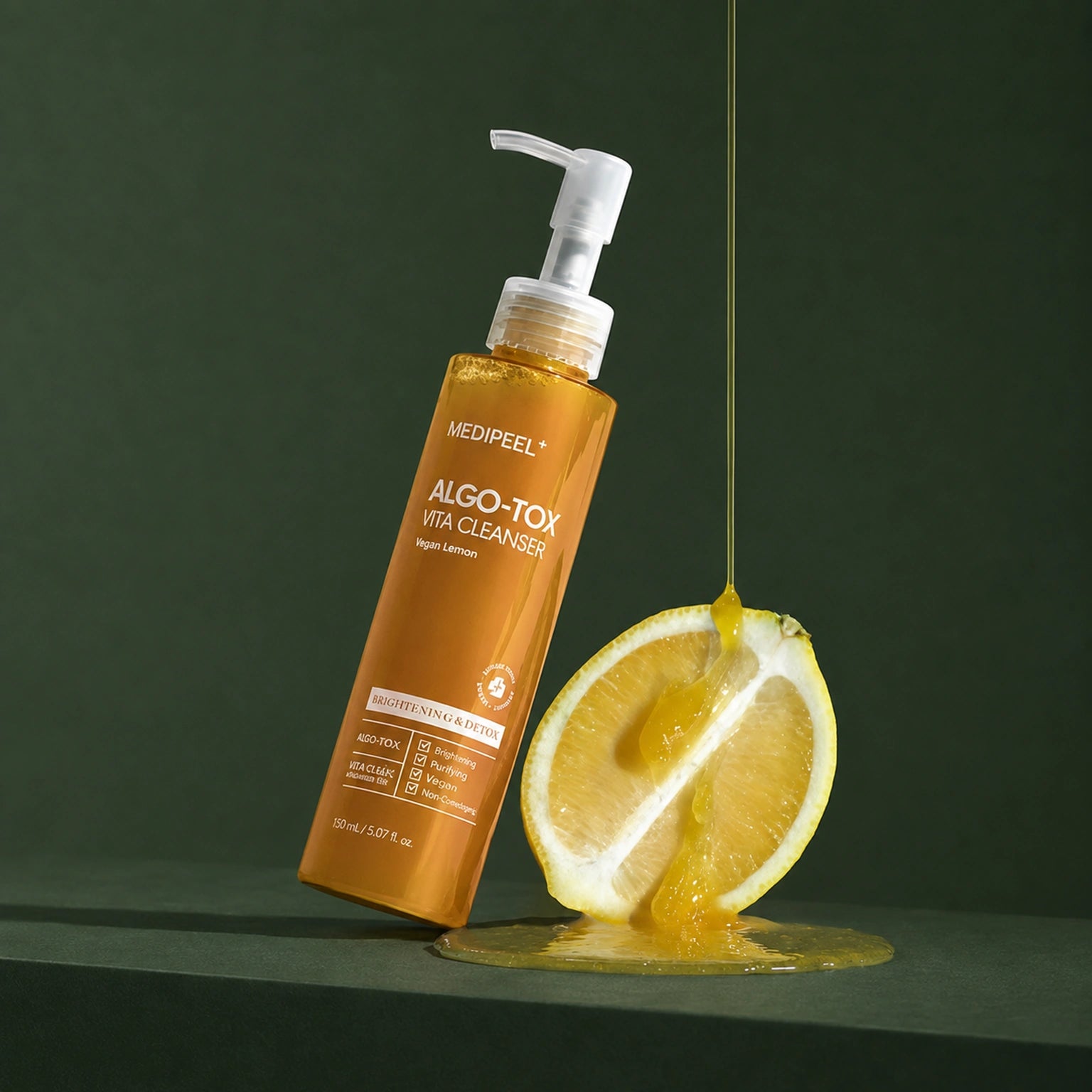 Gel Nettoyant Oxygénant aux Vitamines et au Citron MEDIPEEL – vue principale sur fond vert profond.
