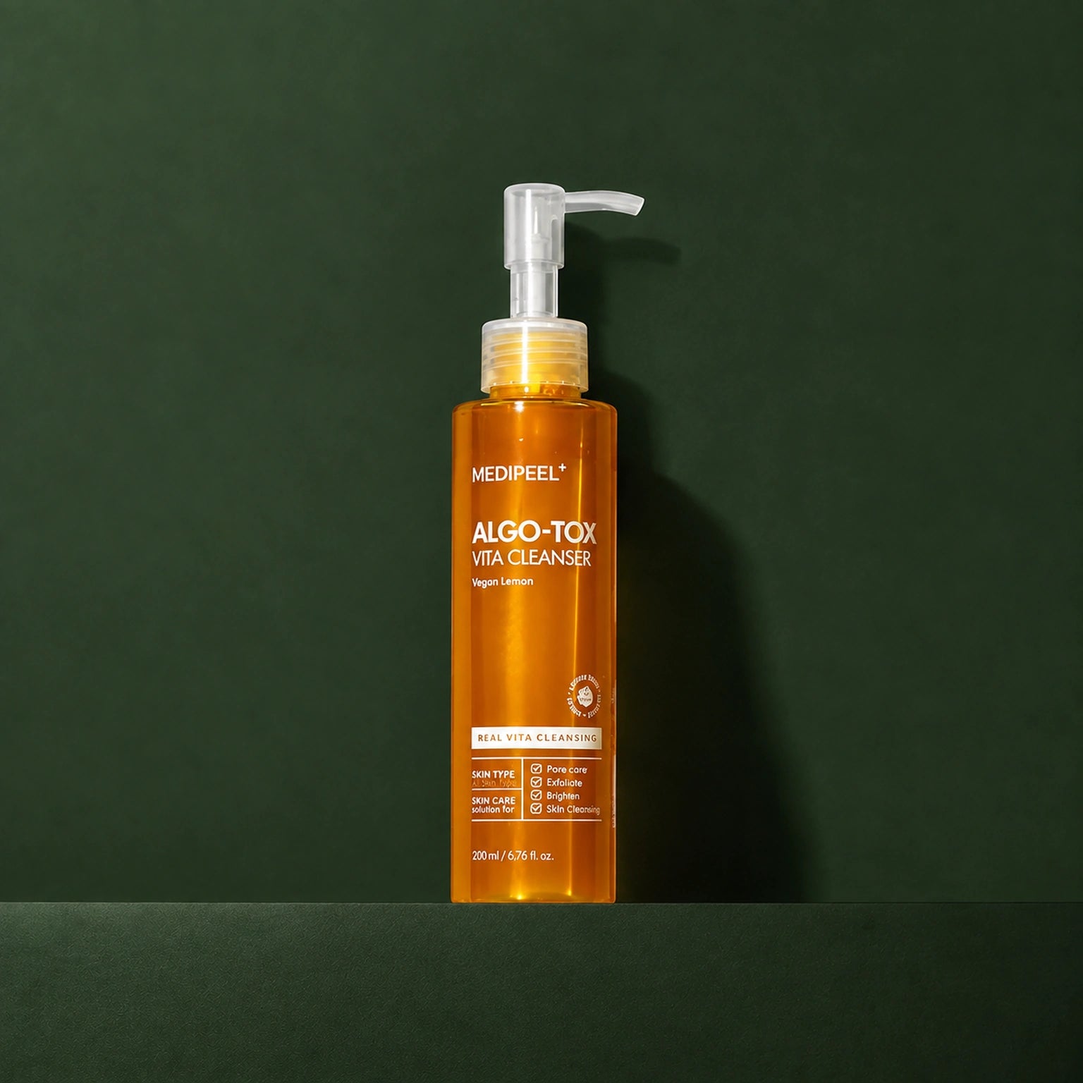 Gel Nettoyant Oxygénant aux Vitamines et au Citron MEDIPEEL – vue 3 sur fond vert profond.