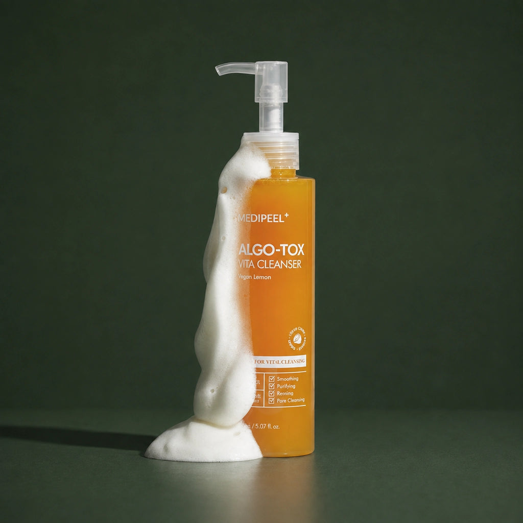 Gel Nettoyant Oxygénant aux Vitamines et au Citron MEDIPEEL – vue 4 sur fond vert profond.