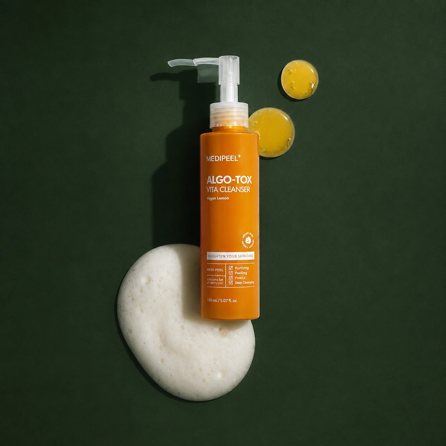 Gel Nettoyant Oxygénant aux Vitamines et au Citron MEDIPEEL – vue 5 sur fond vert profond.