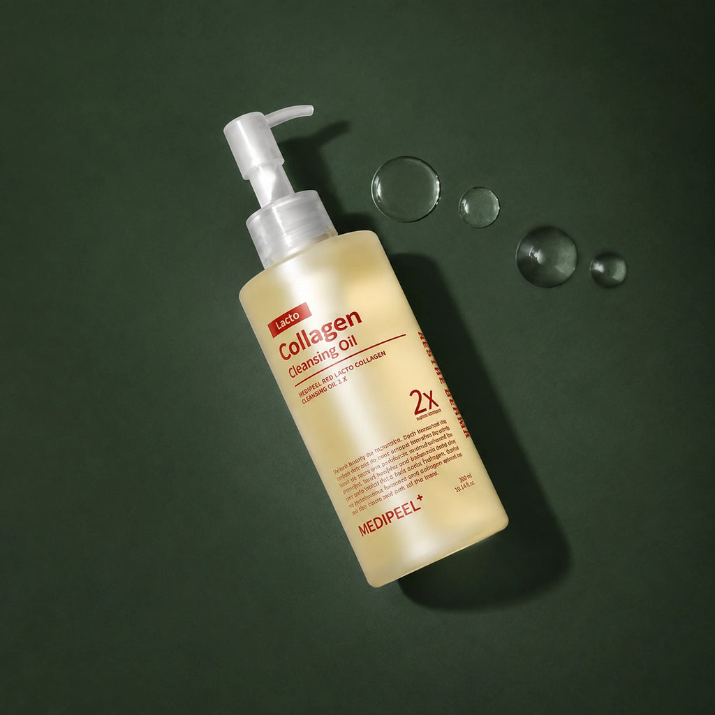 Huile Démaquillante Red Lacto Collagen 2.0 MEDIPEEL – vue 2 sur fond vert profond.