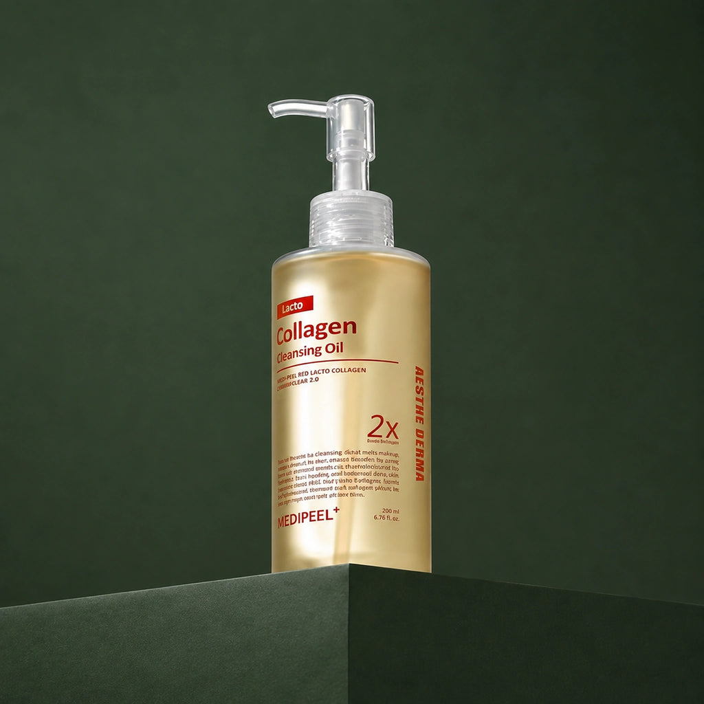 Huile Démaquillante Red Lacto Collagen 2.0 MEDIPEEL – vue 3 sur fond vert profond.