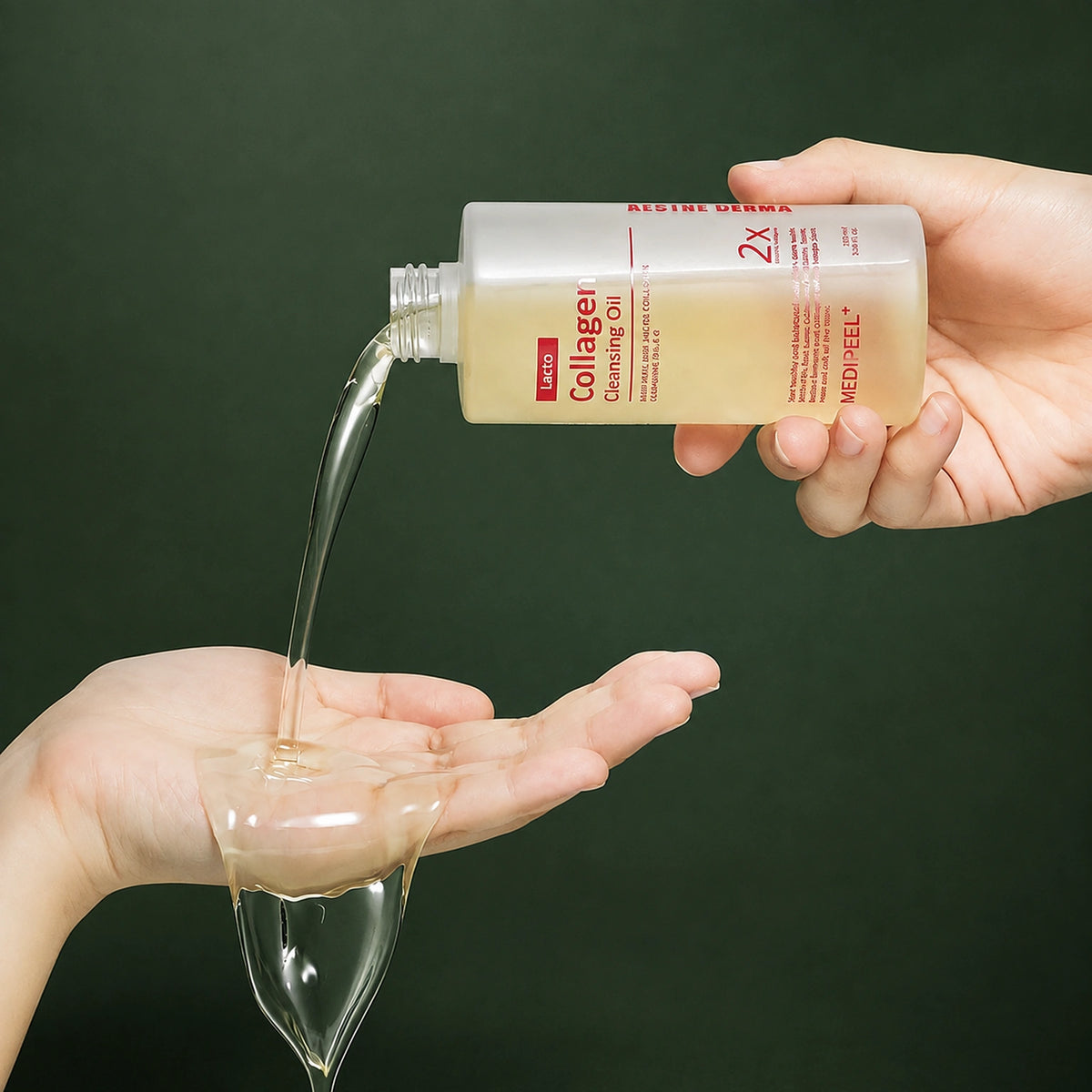 Huile Démaquillante Red Lacto Collagen 2.0 MEDIPEEL – vue 4 sur fond vert profond.