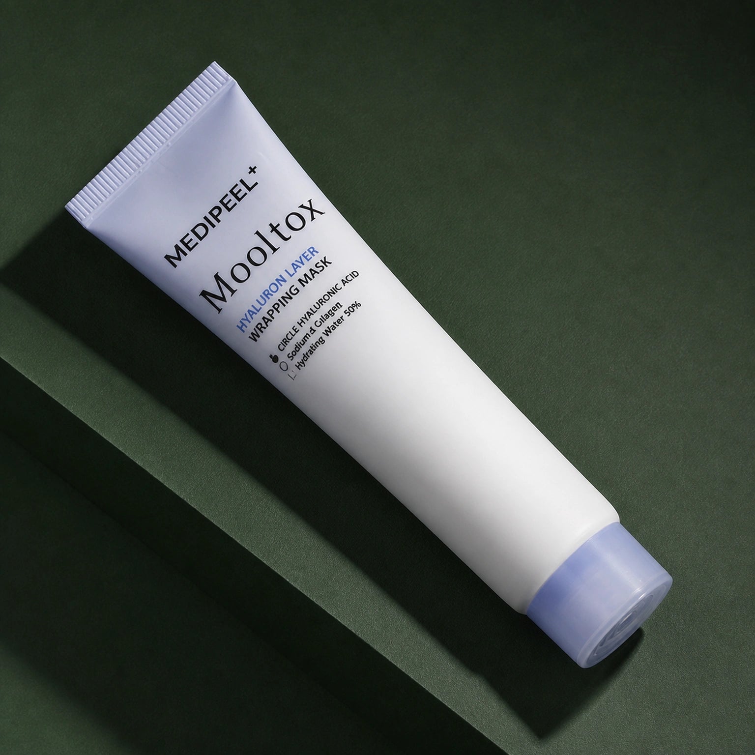 Masque Peel-Off Hydratant Hyaluronic Acid Layer Mooltox MEDIPEEL – vue 3 sur fond vert profond.
