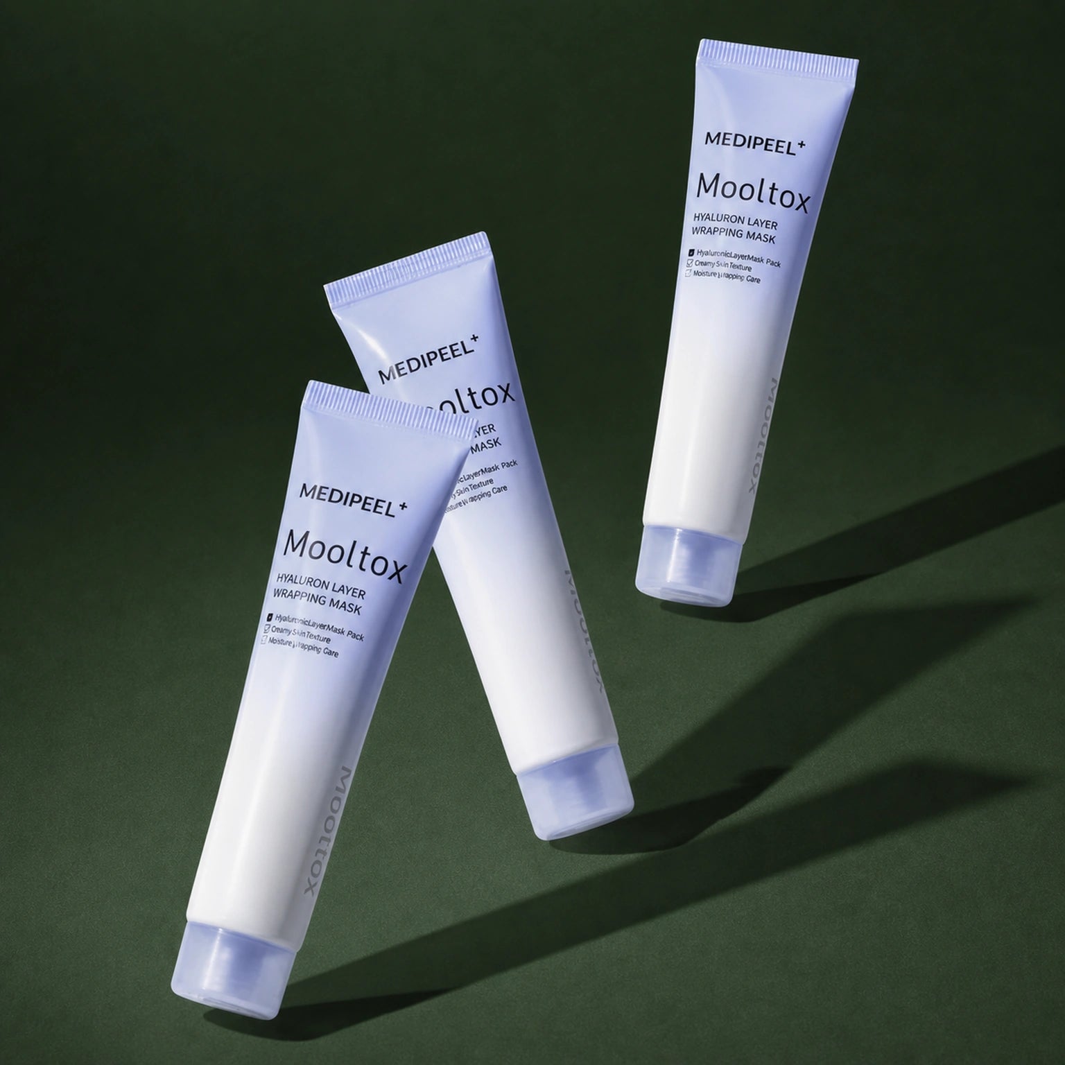 Masque Peel-Off Hydratant Hyaluronic Acid Layer Mooltox MEDIPEEL – vue 4 sur fond vert profond.