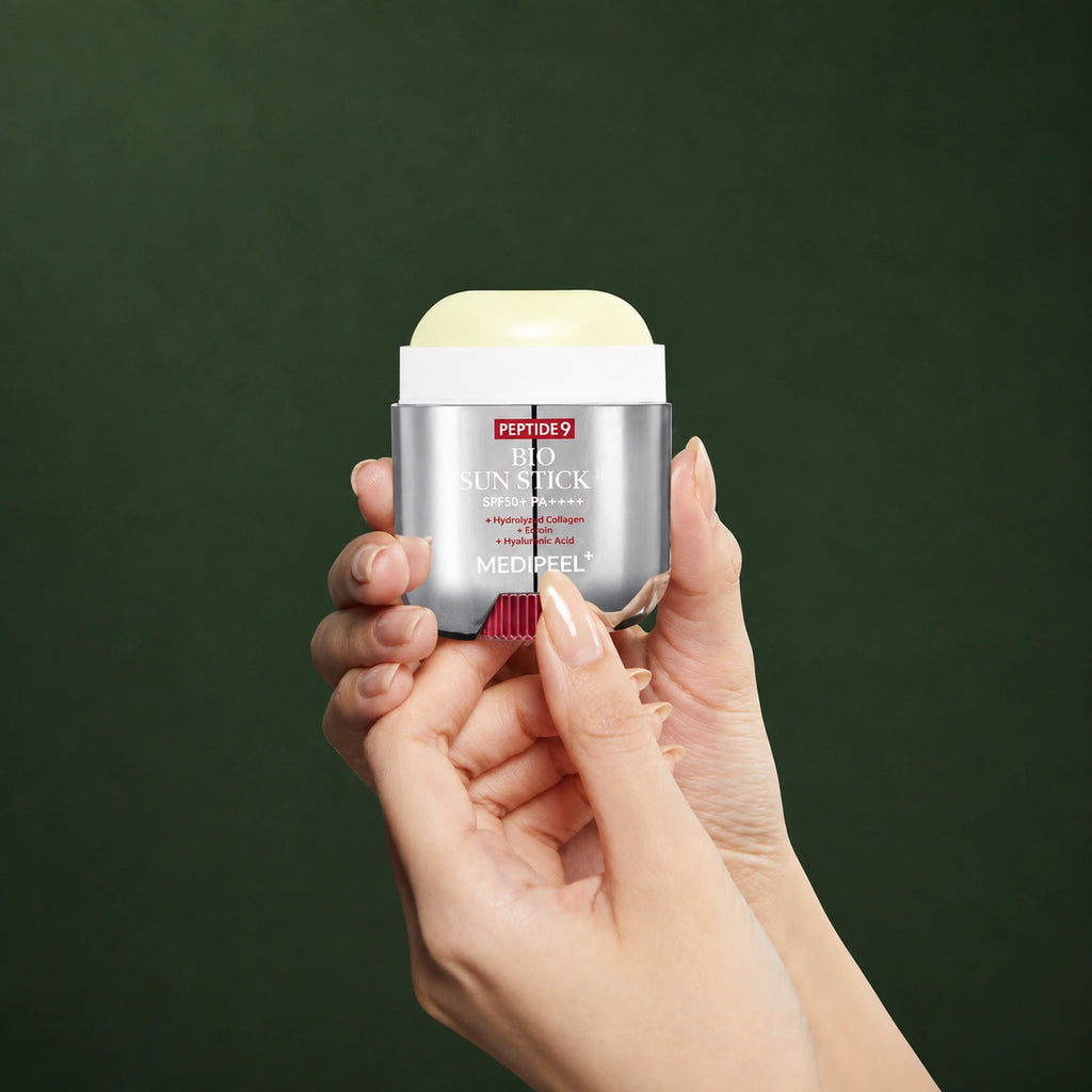 MEDIPEEL Peptide 9 Bio Sun Stick Pro SPF50+ PA++++ 19g MEDIPEEL – vue 4 sur fond vert profond.