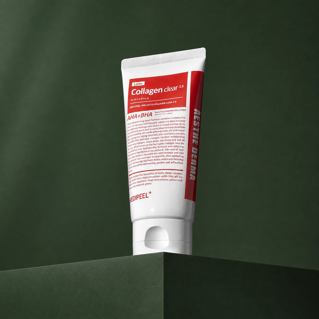 Mousse Nettoyante Red Lacto Collagen 2.0 MEDIPEEL – vue principale sur fond vert profond.