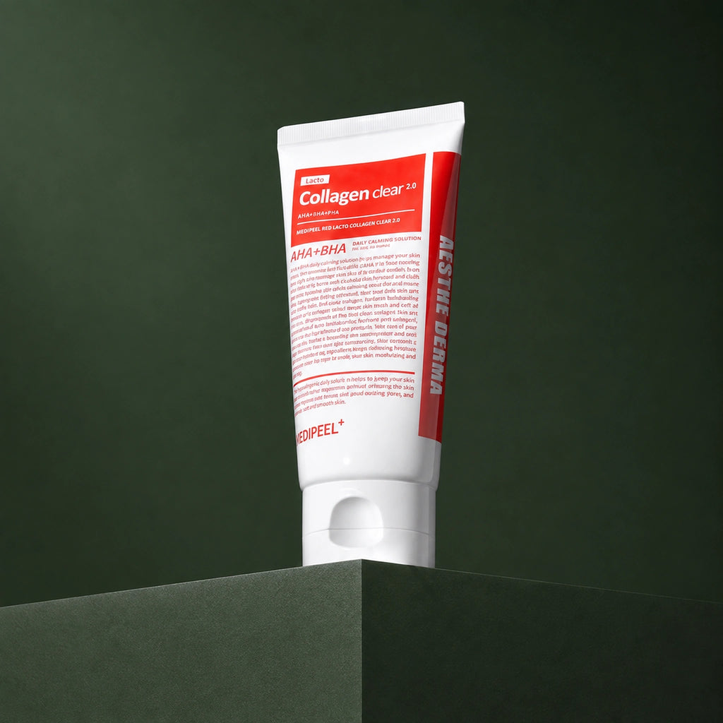 Mousse Nettoyante Red Lacto Collagen 2.0 MEDIPEEL – vue 2 sur fond vert profond.