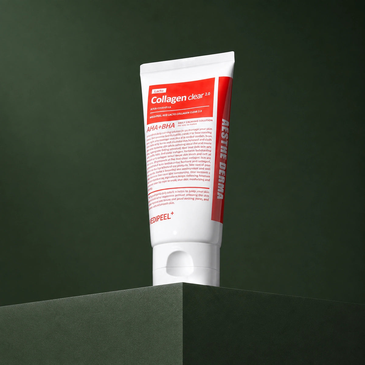 Mousse Nettoyante Red Lacto Collagen 2.0 MEDIPEEL – vue 2 sur fond vert profond.