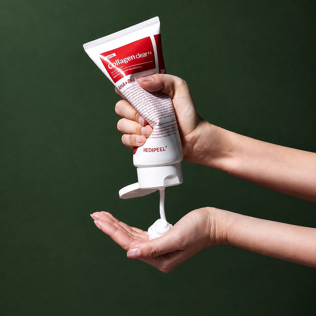 Mousse Nettoyante Red Lacto Collagen 2.0 MEDIPEEL – vue 3 sur fond vert profond.