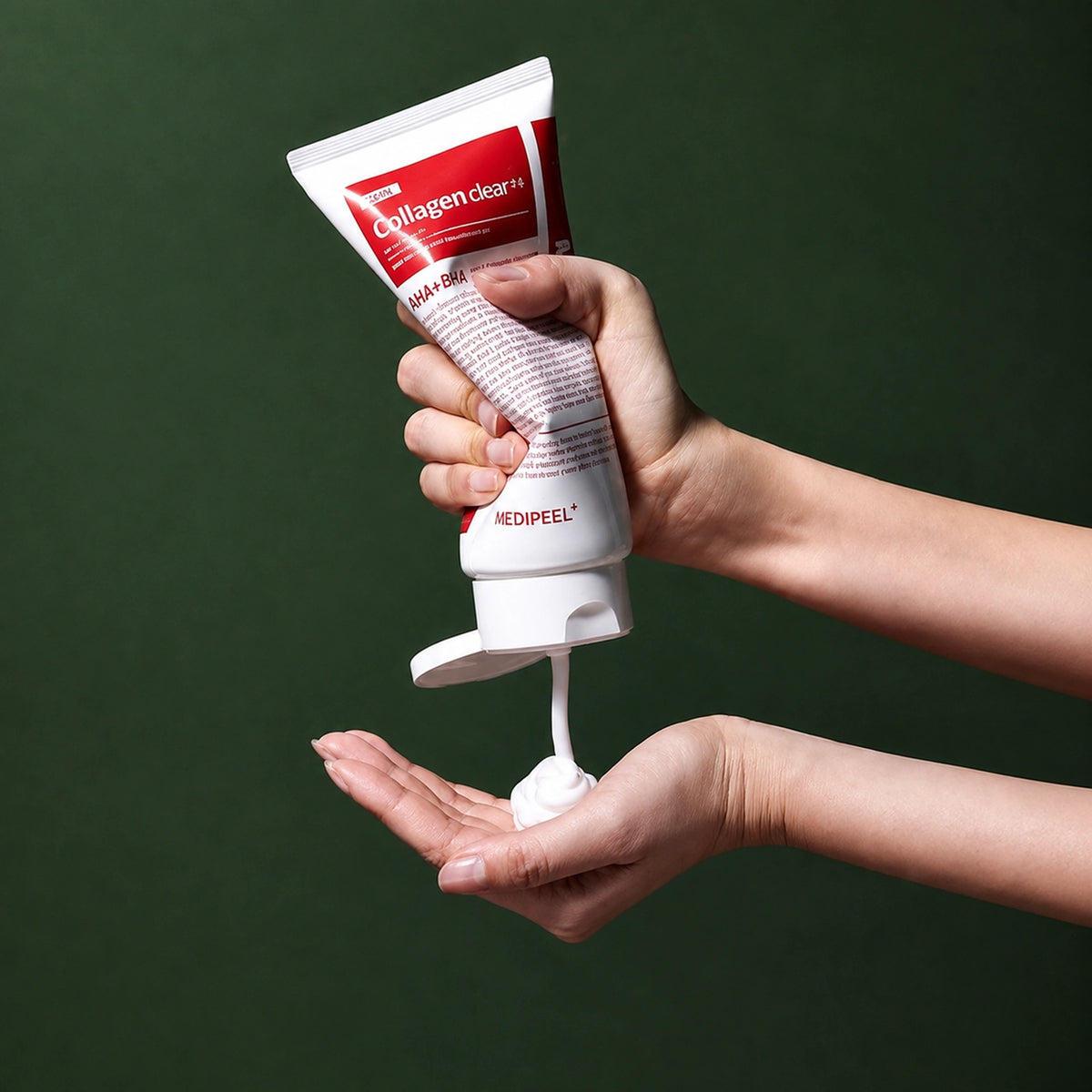 Mousse Nettoyante Red Lacto Collagen 2.0 MEDIPEEL – vue 3 sur fond vert profond.