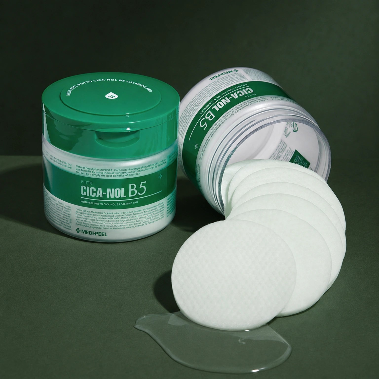 Pads Apaisants PHYTO CICA-NOL B5 MEDIPEEL – vue 3 sur fond vert profond.