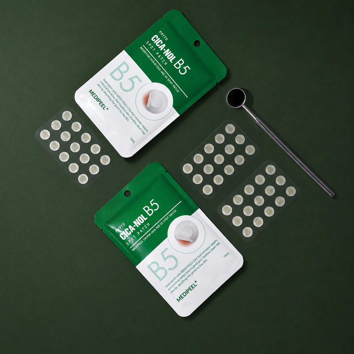 Patchs Ciblés Apaisants PHYTO CICA-NOL B5 MEDIPEEL – vue 3 sur fond vert profond.