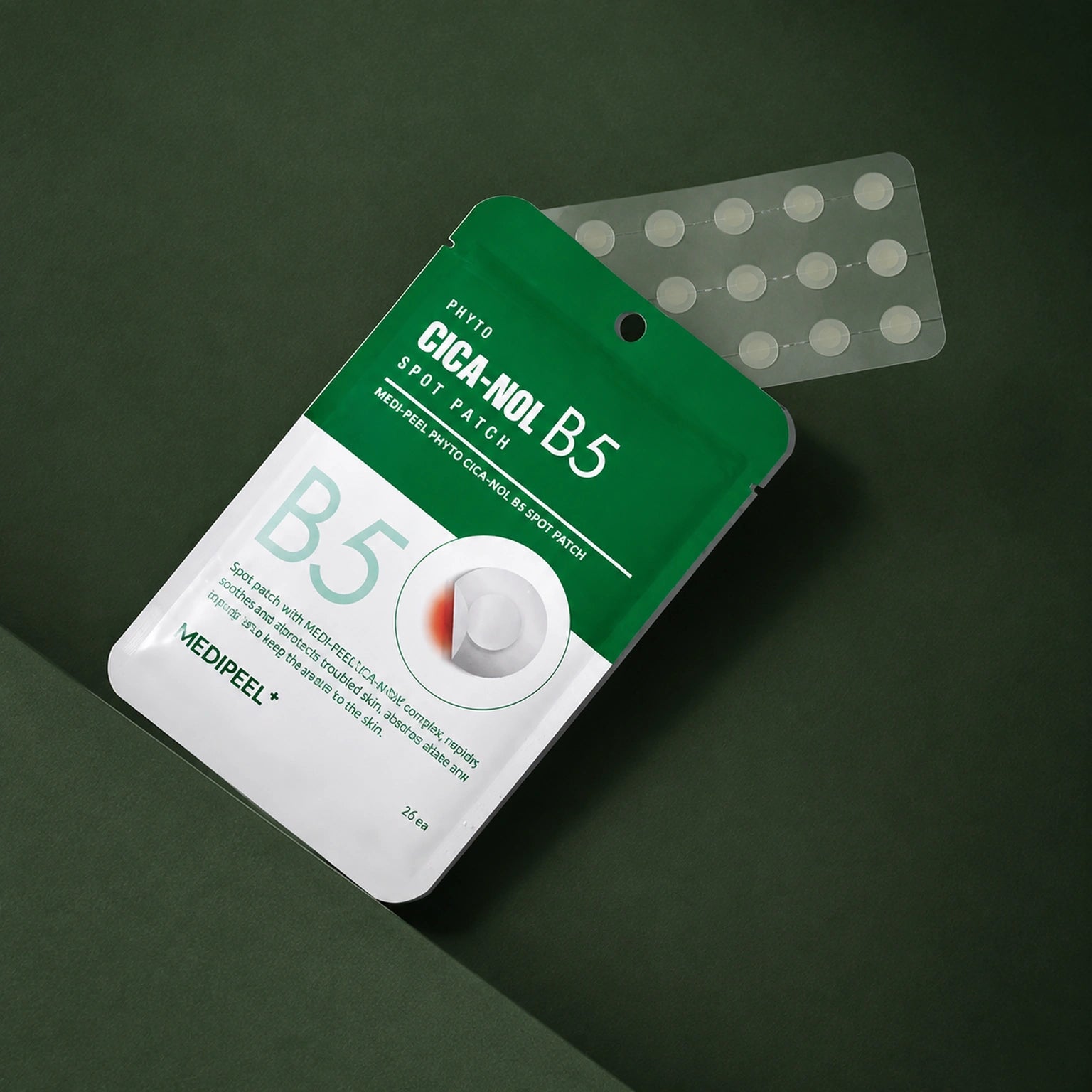 Patchs Ciblés Apaisants PHYTO CICA-NOL B5 MEDIPEEL – vue 4 sur fond vert profond.