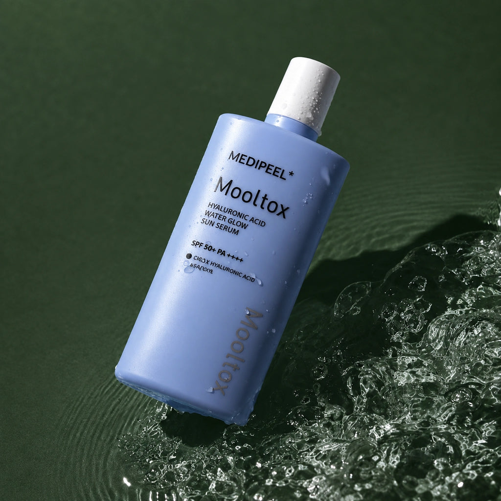 Sérum Solaire Hyaluronic Acid Mooltox Water Glow SPF50+ PA++++ MEDIPEEL – vue principale sur fond vert profond.