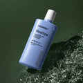 Sérum Solaire Hyaluronic Acid Mooltox Water Glow SPF50+ PA++++ MEDIPEEL – vue principale sur fond vert profond.