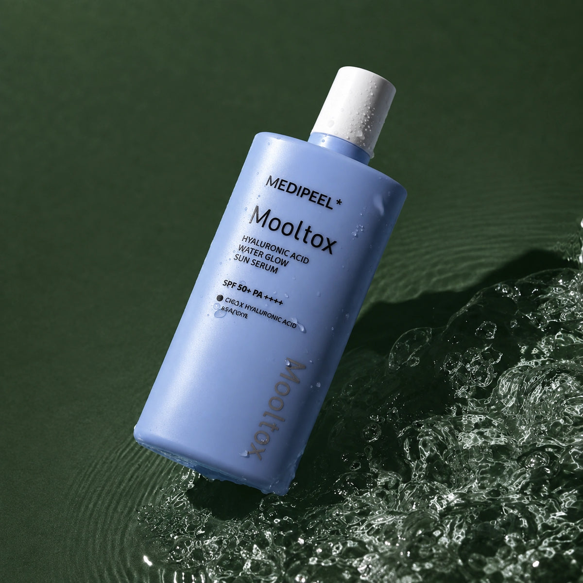 Sérum Solaire Hyaluronic Acid Mooltox Water Glow SPF50+ PA++++ MEDIPEEL – vue principale sur fond vert profond.