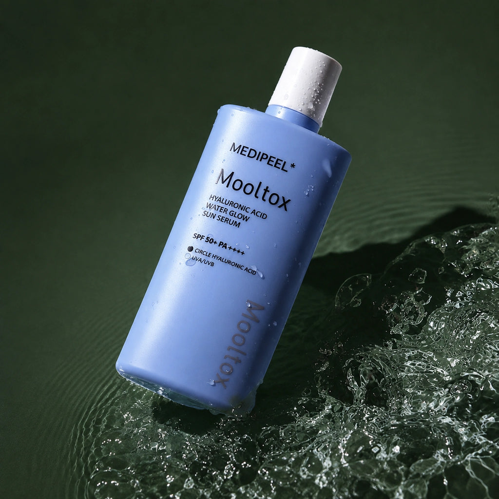 Sérum Solaire Hyaluronic Acid Mooltox Water Glow SPF50+ PA++++ MEDIPEEL – vue 2 sur fond vert profond.