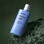 Sérum Solaire Hyaluronic Acid Mooltox Water Glow SPF50+ PA++++ MEDIPEEL – vue 2 sur fond vert profond.