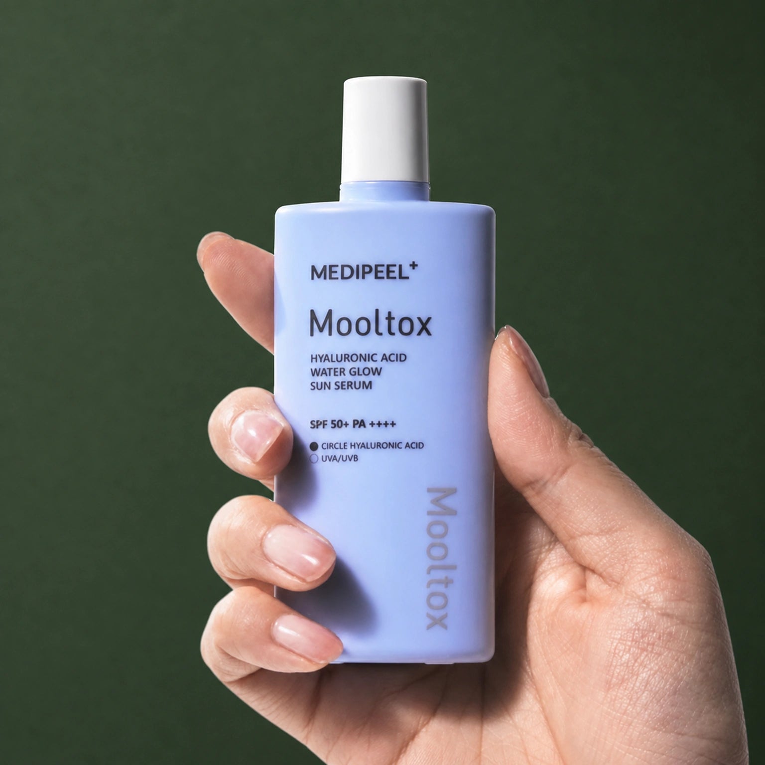 Sérum Solaire Hyaluronic Acid Mooltox Water Glow SPF50+ PA++++ MEDIPEEL – vue 3 sur fond vert profond.