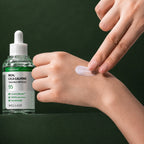 Sérum Solaire Hyaluronic Acid Mooltox Water Glow SPF50+ PA++++ MEDIPEEL – vue 4 sur fond vert profond.