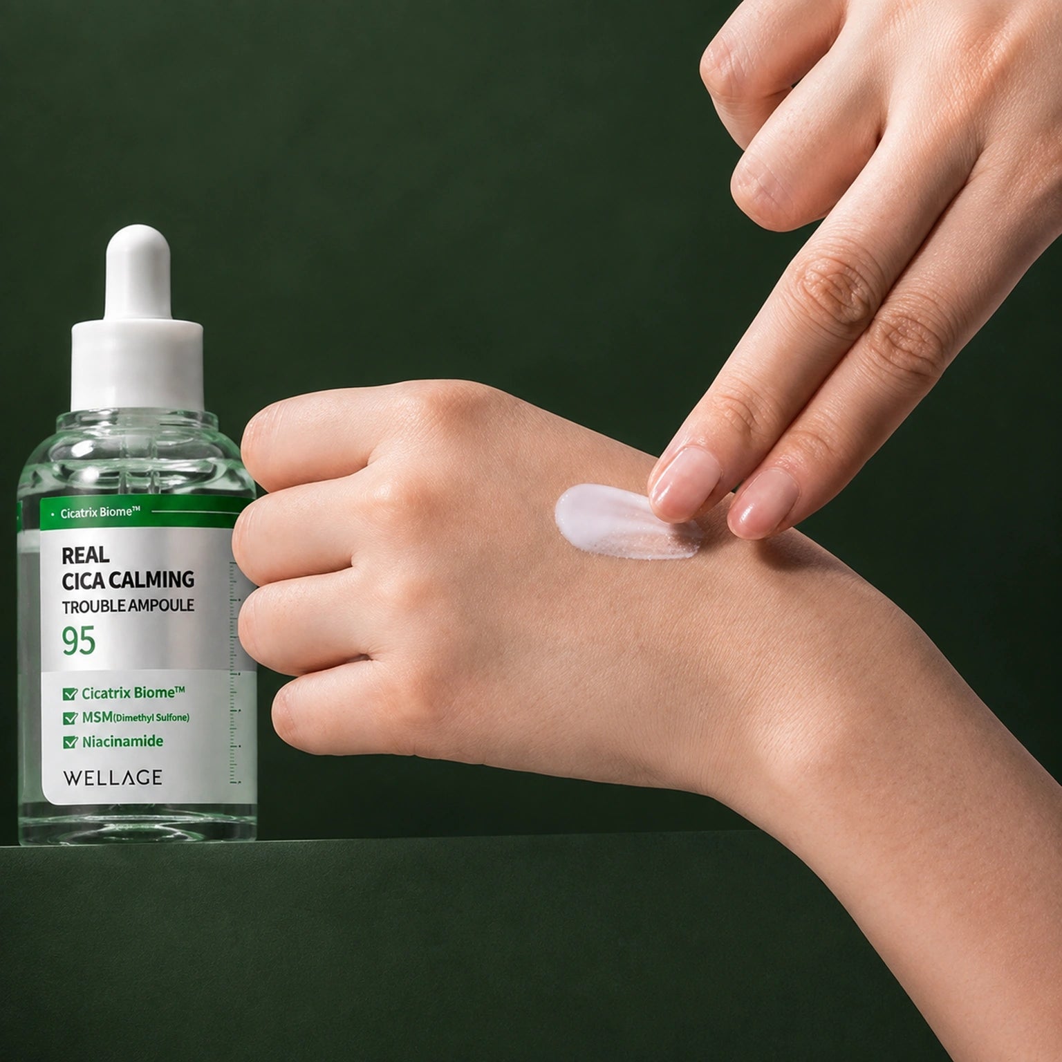 Sérum Solaire Hyaluronic Acid Mooltox Water Glow SPF50+ PA++++ MEDIPEEL – vue 4 sur fond vert profond.