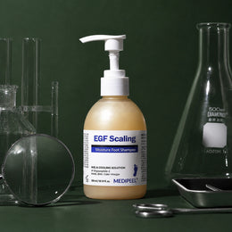 Shampooing Exfoliant Rafraîchissant pour les Pieds à l’EGF MEDIPEEL – vue principale sur fond vert profond.
