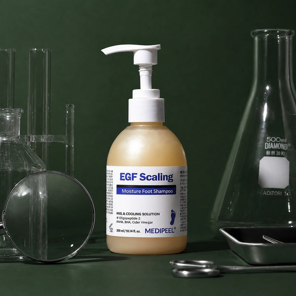 Shampooing Exfoliant Rafraîchissant pour les Pieds à l’EGF MEDIPEEL – vue principale sur fond vert profond.