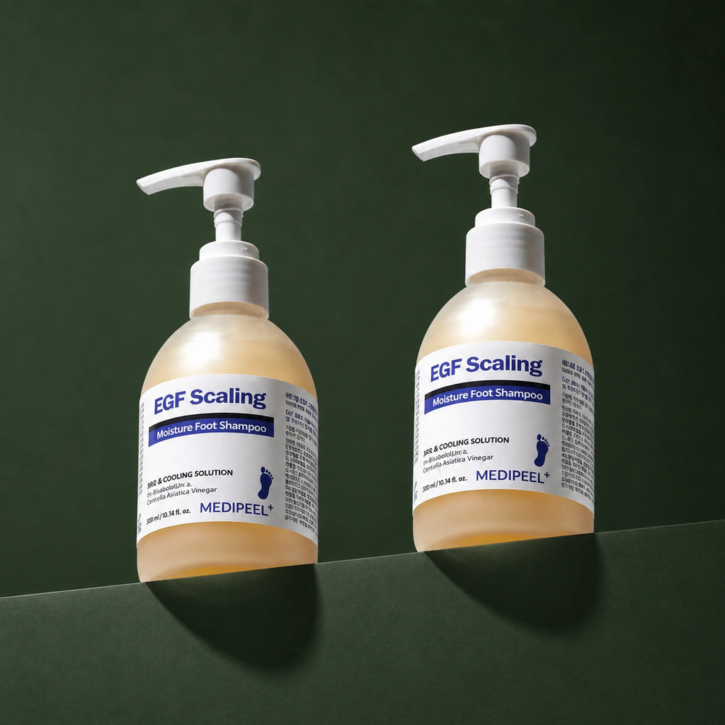 Shampooing Exfoliant Rafraîchissant pour les Pieds à l’EGF MEDIPEEL – vue 3 sur fond vert profond.