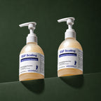 Shampooing Exfoliant Rafraîchissant pour les Pieds à l’EGF MEDIPEEL – vue 3 sur fond vert profond.