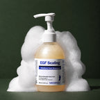 Shampooing Exfoliant Rafraîchissant pour les Pieds à l’EGF MEDIPEEL – vue 4 sur fond vert profond.