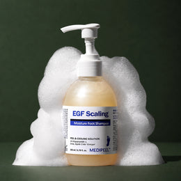 Shampooing Exfoliant Rafraîchissant pour les Pieds à l’EGF MEDIPEEL – vue 4 sur fond vert profond.