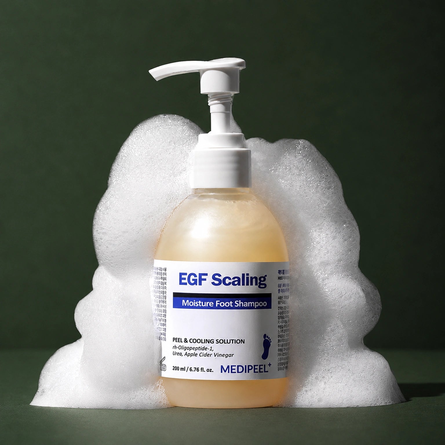 Shampooing Exfoliant Rafraîchissant pour les Pieds à l’EGF MEDIPEEL – vue 4 sur fond vert profond.