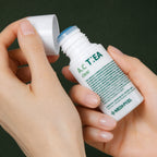 Soin Localisé Anti-Imperfections A.C Tea Clear MEDIPEEL – vue 2 sur fond vert profond.
