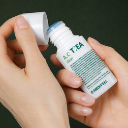 Soin Localisé Anti-Imperfections A.C Tea Clear MEDIPEEL – vue 2 sur fond vert profond.