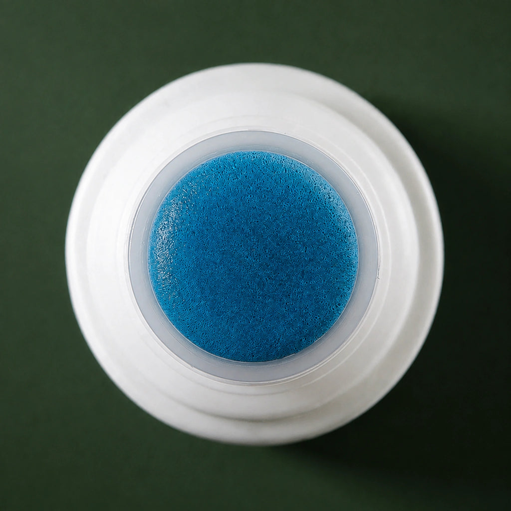 Soin Localisé Anti-Imperfections A.C Tea Clear MEDIPEEL – vue 3 sur fond vert profond.