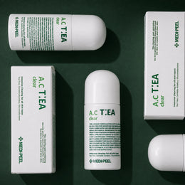 Soin Localisé Anti-Imperfections A.C Tea Clear MEDIPEEL – vue 4 sur fond vert profond.