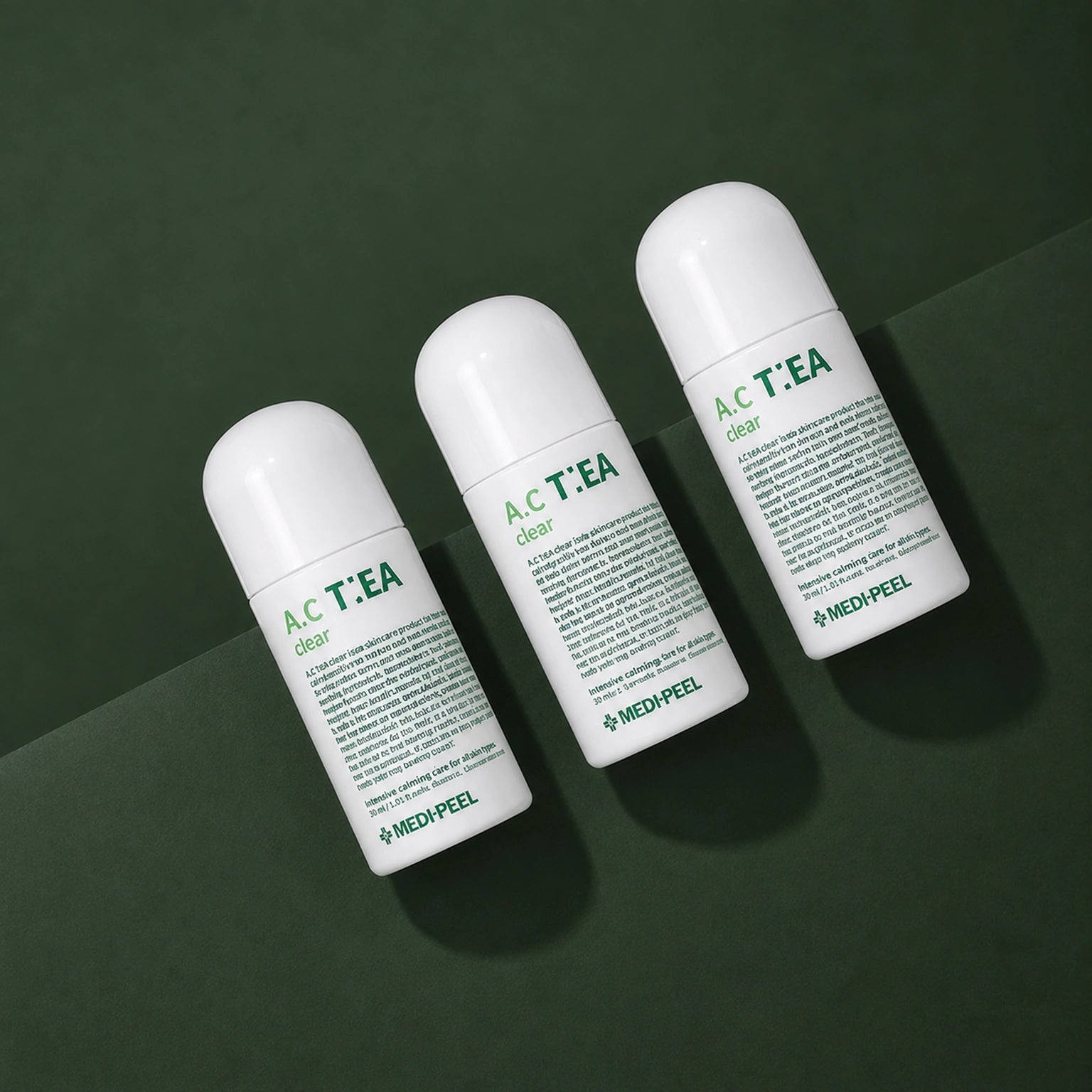 Soin Localisé Anti-Imperfections A.C Tea Clear MEDIPEEL – vue 6 sur fond vert profond.