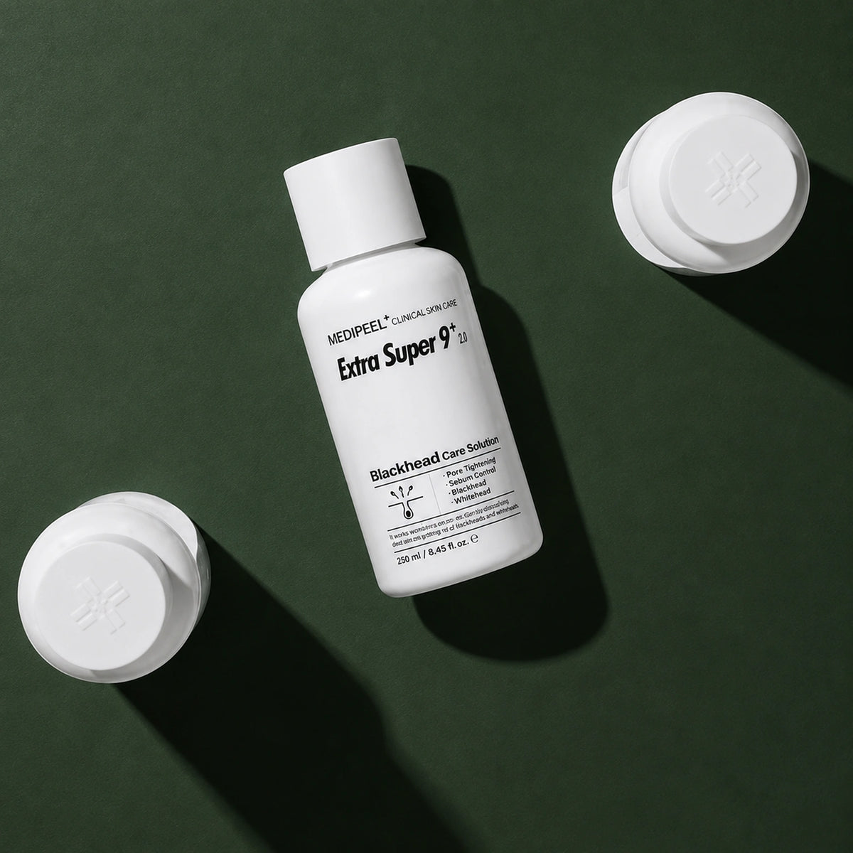 Solution Désincrustante Points Noirs Extra Super 9 Plus 2.0 MEDIPEEL – vue 2 sur fond vert profond.